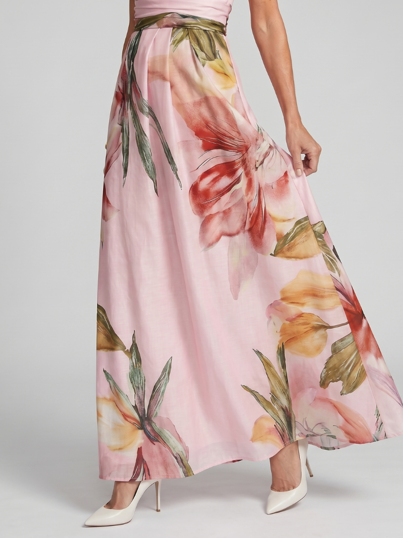 Versatile women's halter maxi dress, suitable as a casual summer dress or elegant party wear.