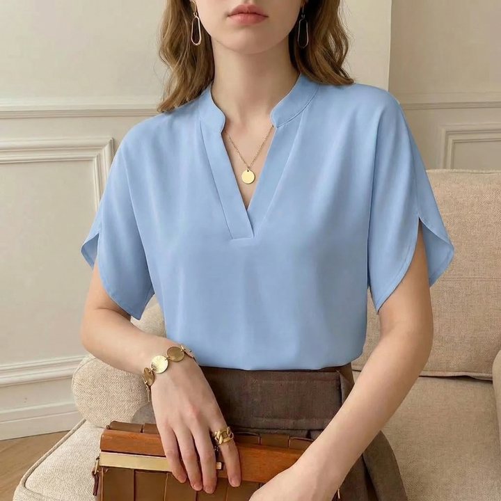 Versatile women's elegant flowy shirt, suitable for classic office wear or chic casual fashion.