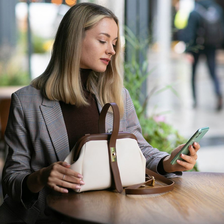 Versatile women's bag: crossbody, shoulder, handbag. Adjustable strap & top handle. Chic design.