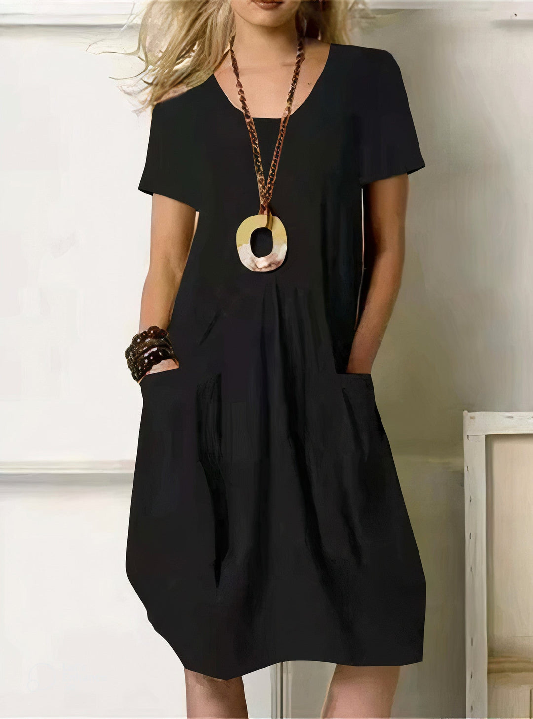 Comfortable women's day dress featuring a relaxed fit, short sleeves, and convenient pockets for everyday wear.
