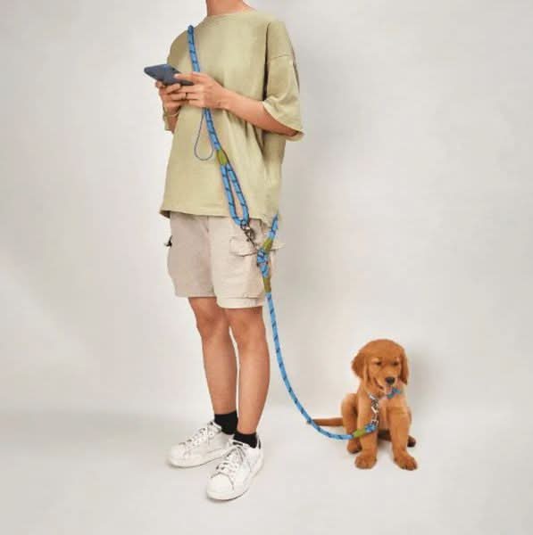 Unisex hands-free dog leash for jogging & walking, perfect for active dogs & outdoor pet adventures.