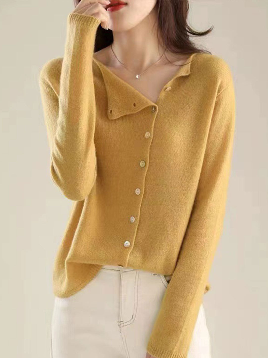 Women's elegant knit cardigan. Cozy long-sleeve layering piece for versatile, comfortable fashion.