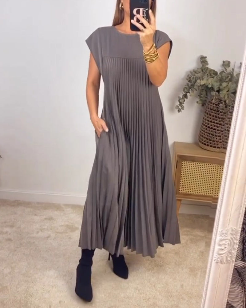 Elegant women's pleated maxi dress, versatile for formal events or casual summer outings, with a flowing design.