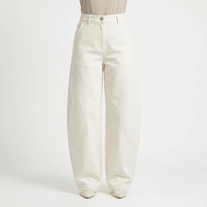 Black women's baggy barrel-leg jeans, low rise & loose fit, combining comfort with modern fashion.