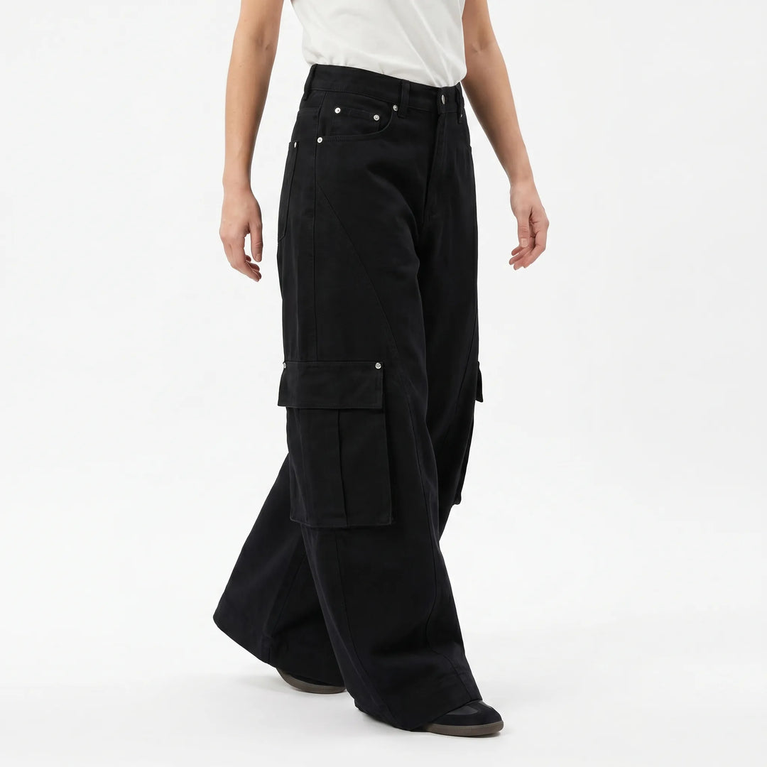 Comfortable women's baggy wide-leg streetwear pants, ideal for urban fashion and a trendy, relaxed silhouette.