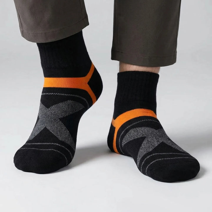 Cushioned men's active ankle socks, breathable for ultimate comfort during sports & daily activities.