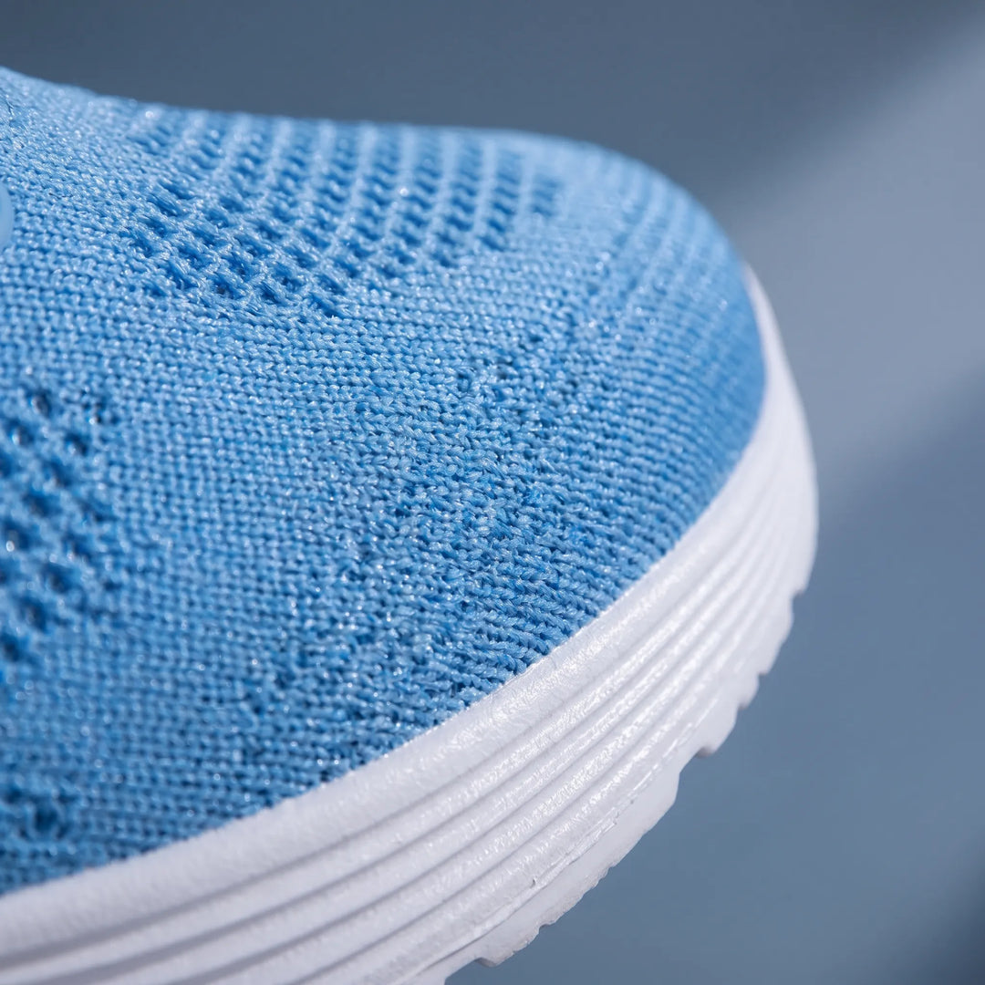 Comfortable unisex walking shoes with breathable mesh, ideal for flexible all-season use.