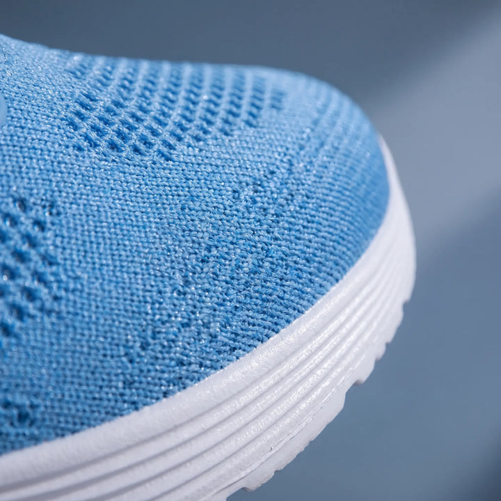 Comfortable unisex walking shoes with breathable mesh, ideal for flexible all-season use.