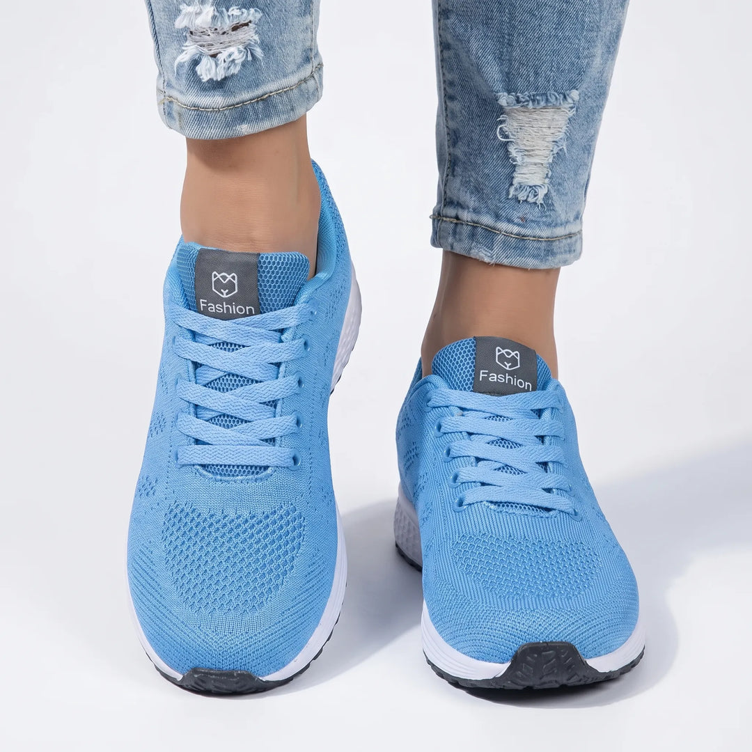 Flexible unisex gym trainers, lightweight and breathable for optimal athletic performance.