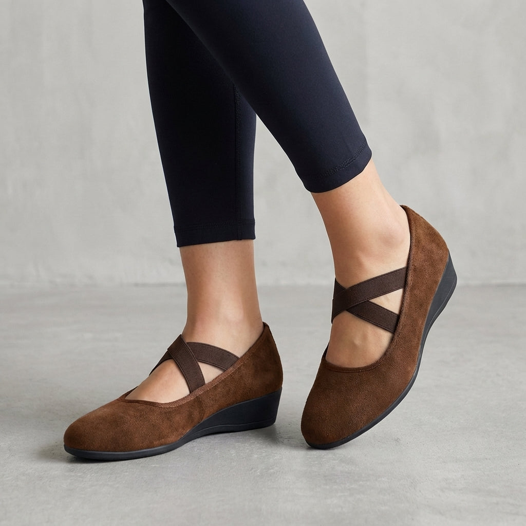 Stylish women's criss-cross wedge flats. Comfortable orthopedic design for versatile summer fashion.