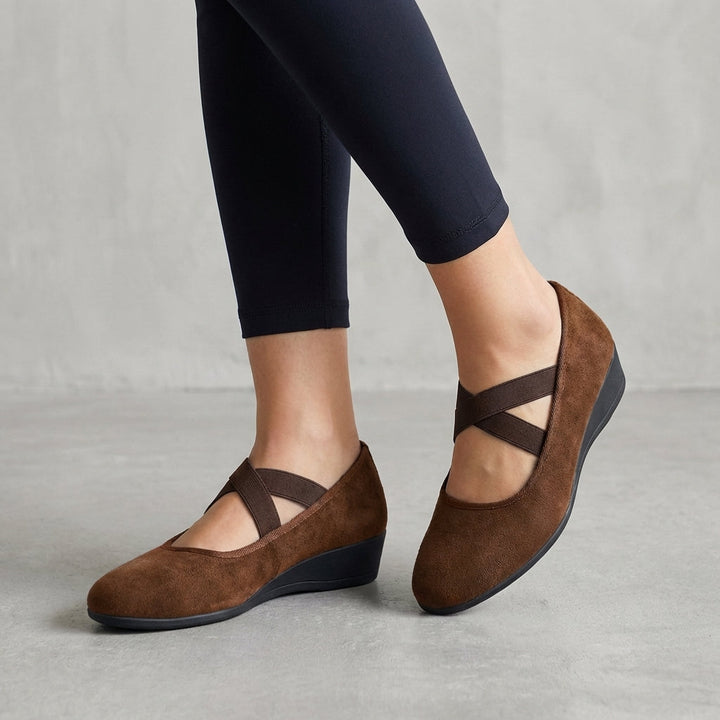 Stylish women's criss-cross wedge flats. Comfortable orthopedic design for versatile summer fashion.