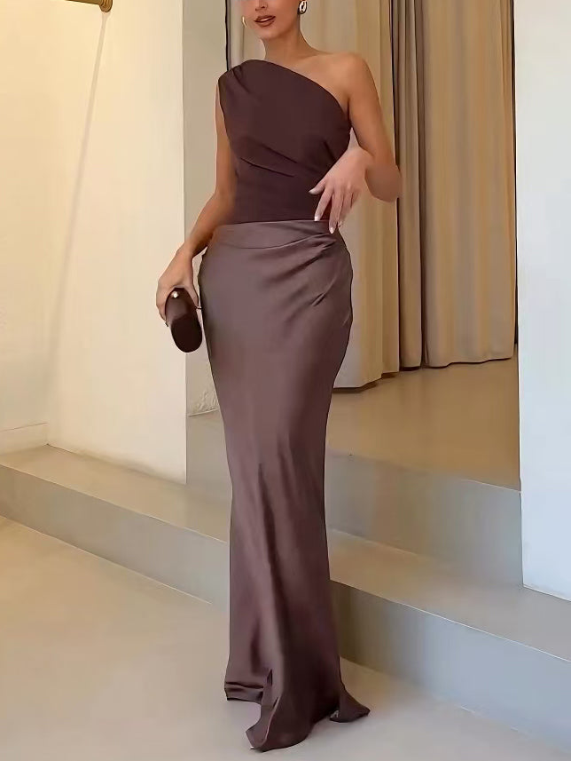 Sophisticated dark green women's wedding guest dress; an elegant pleated maxi dress for special occasions.