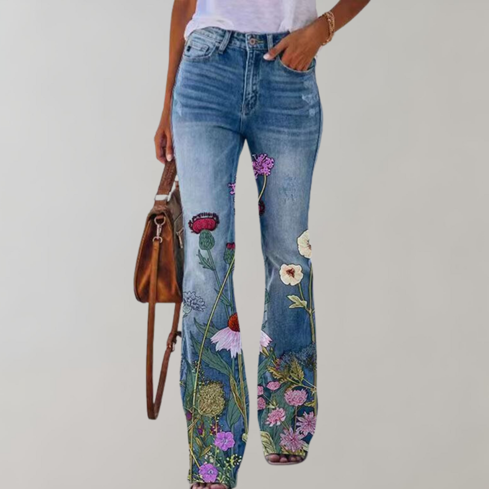 Retro-inspired women's wide-leg flare trousers, featuring a flattering high-rise and versatile casual elegance.