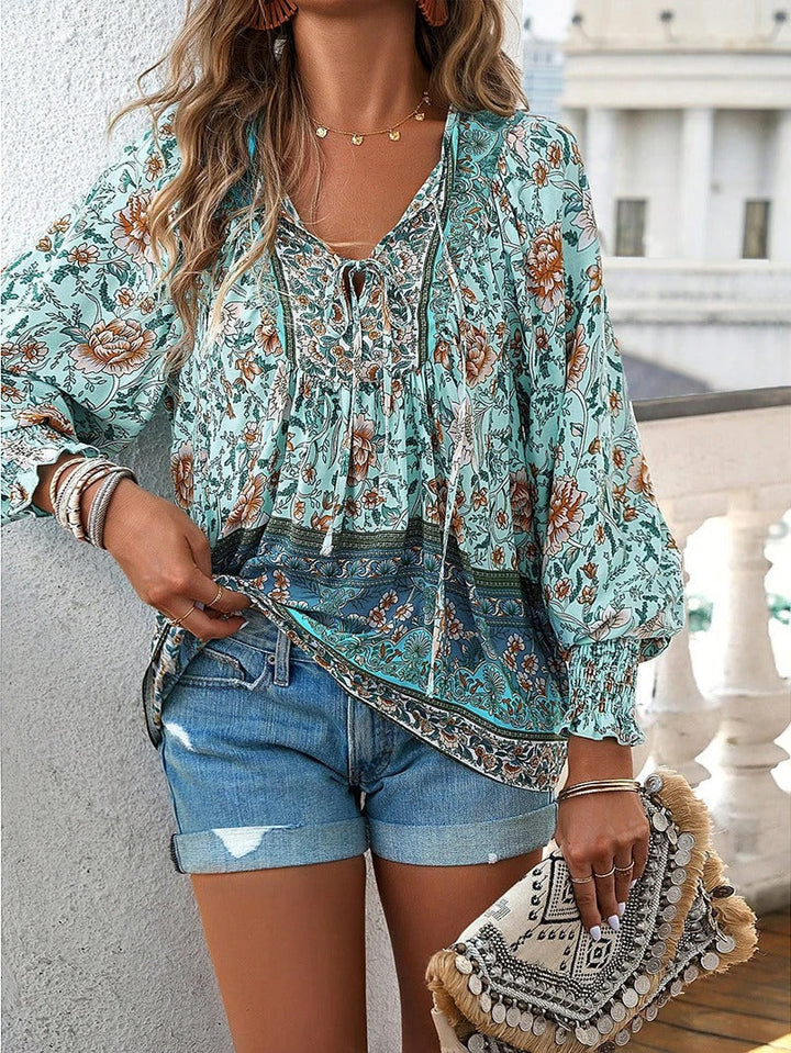 Comfortable women's floral puff sleeve top, perfect for summer. Elegant short-sleeve blouse for casual fashion.