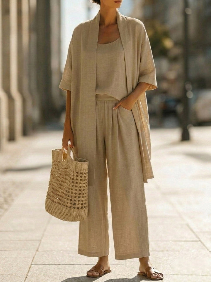 Relaxed fit women's three-piece set. Lightweight, breathable, ideal for comfortable travel or summer.