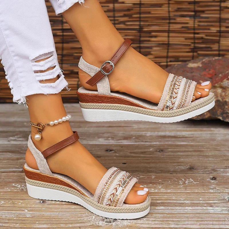 Women's relaxed summer sandals, comfortable flat design perfect for beachwear and casual outings.