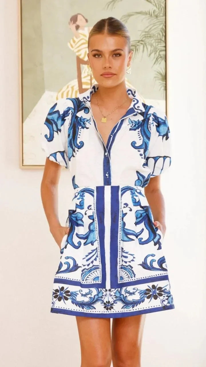 Chic women's mini dress, floral pattern, puff sleeves, ideal for a casual summer day.