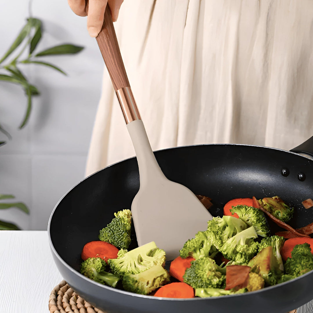 Complete 10-piece kitchen utensil set: heat-resistant silicone, natural wooden handles, and chic copper details.