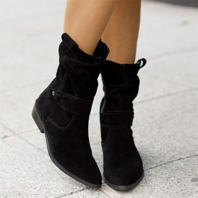 Comfortable women's ankle boots, low heel, versatile for everyday style. Ideal slip-on footwear for fall/winter.