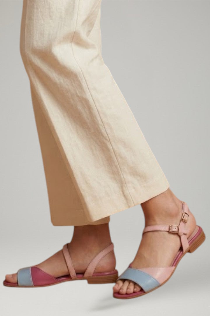 Everyday women's flat sandals with a low heel, cushioned comfort & adjustable strap for summer casual wear.