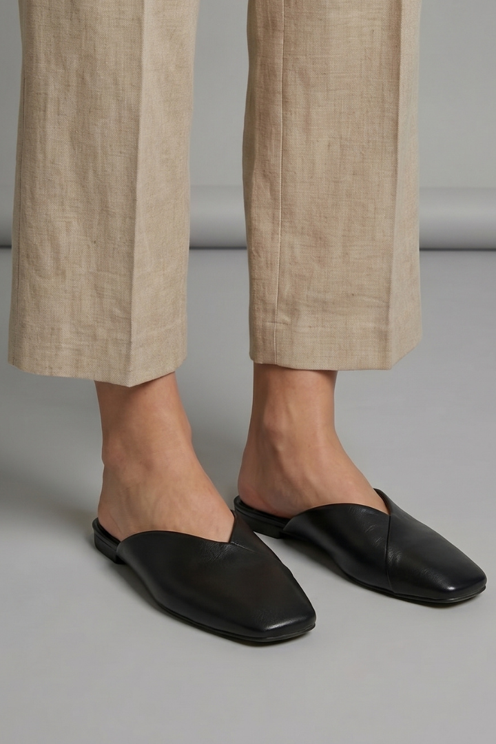 Easy-to-wear women's slip-on sandals, featuring a trendy square toe for chic summer style.