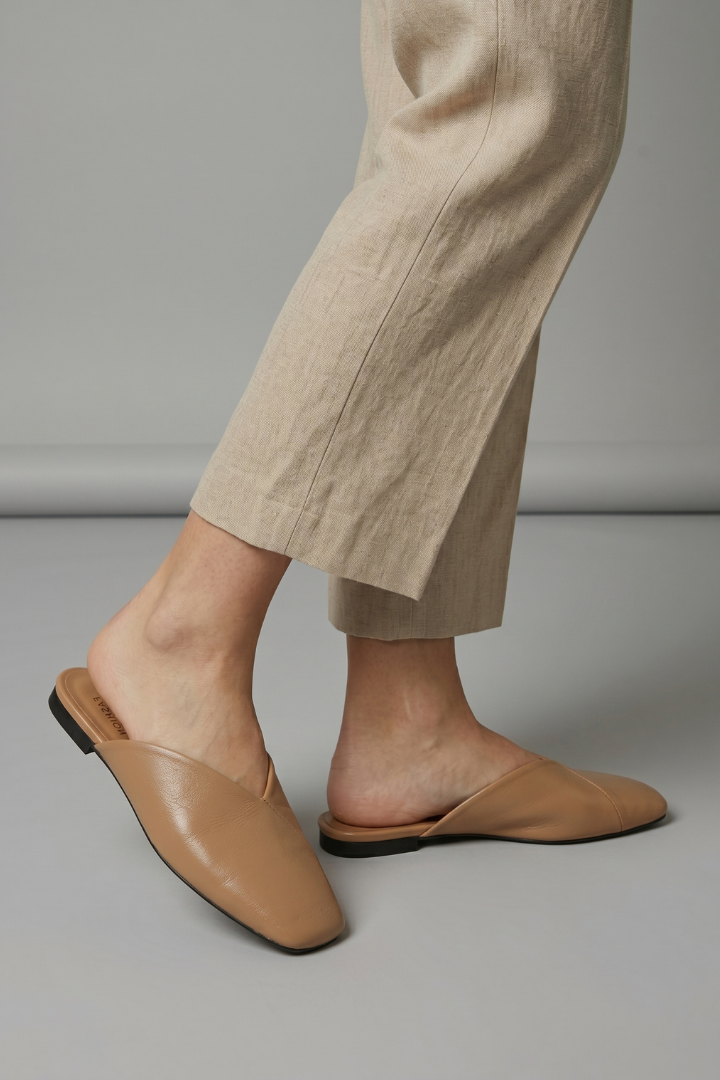 Effortless everyday women's slip-on flat sandals with a fashionable square toe for comfort.