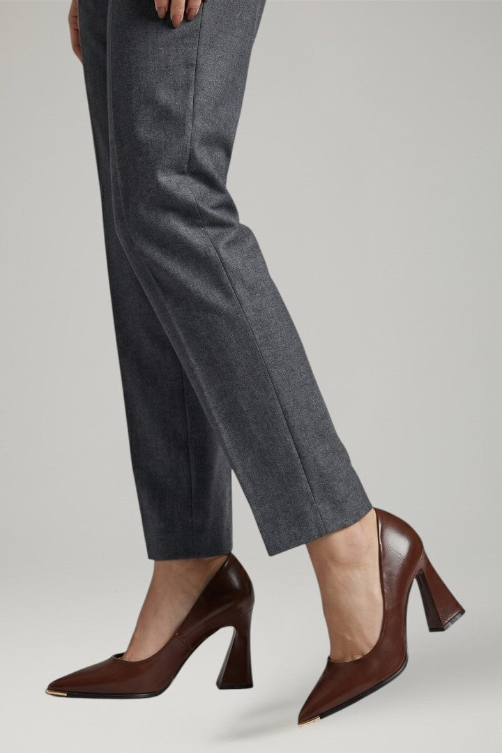 Modern women's pointed toe flats, easy slip-on style for sophisticated and comfortable everyday wear.