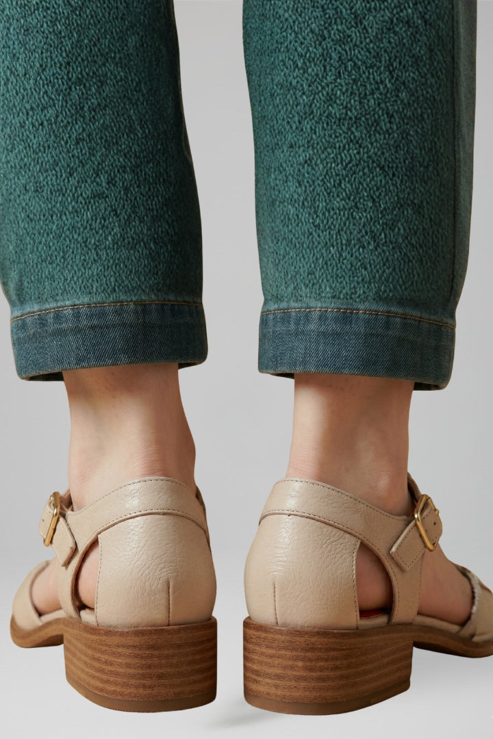 Everyday women's flat Mary Jane sandals with an adjustable strap, offering chic open-toe comfort.