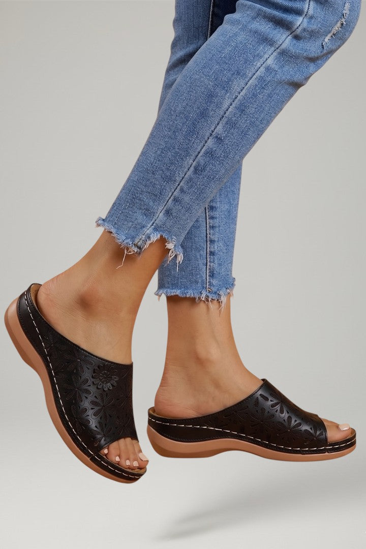 Lightweight women's walking sandals with ergonomic design and arch support for comfortable footwear.
