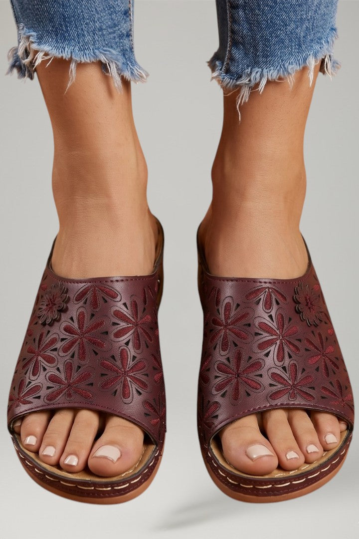 Comfortable women's walking sandals, adjustable for a perfect fit, ideal for summer and foot support.