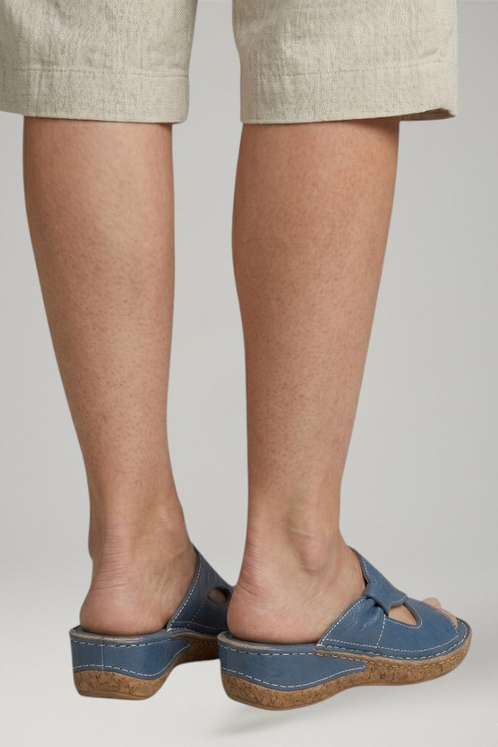Versatile women's orthopaedic sandals, perfect for summer, offering adjustable fit and essential arch support for comfort.