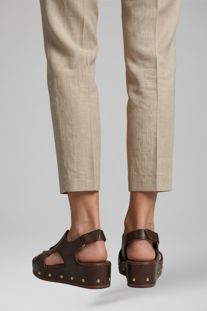 Slip-on women's platform sandals with soft cushioning, ideal for comfortable & trendy summer footwear.