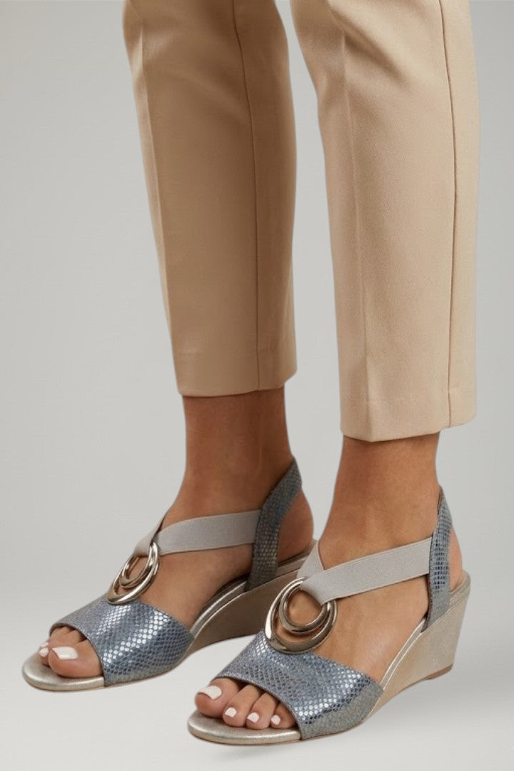 Stylish women's heeled sandals with block heel and adjustable strap, ideal for casual and dressy summer fashion.