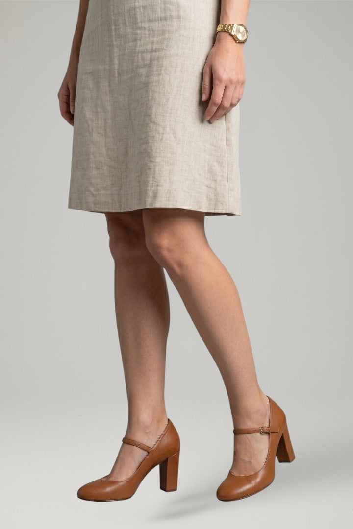 Chic women's low heel sandals with secure buckle strap for an adjustable, stable and comfortable fit.