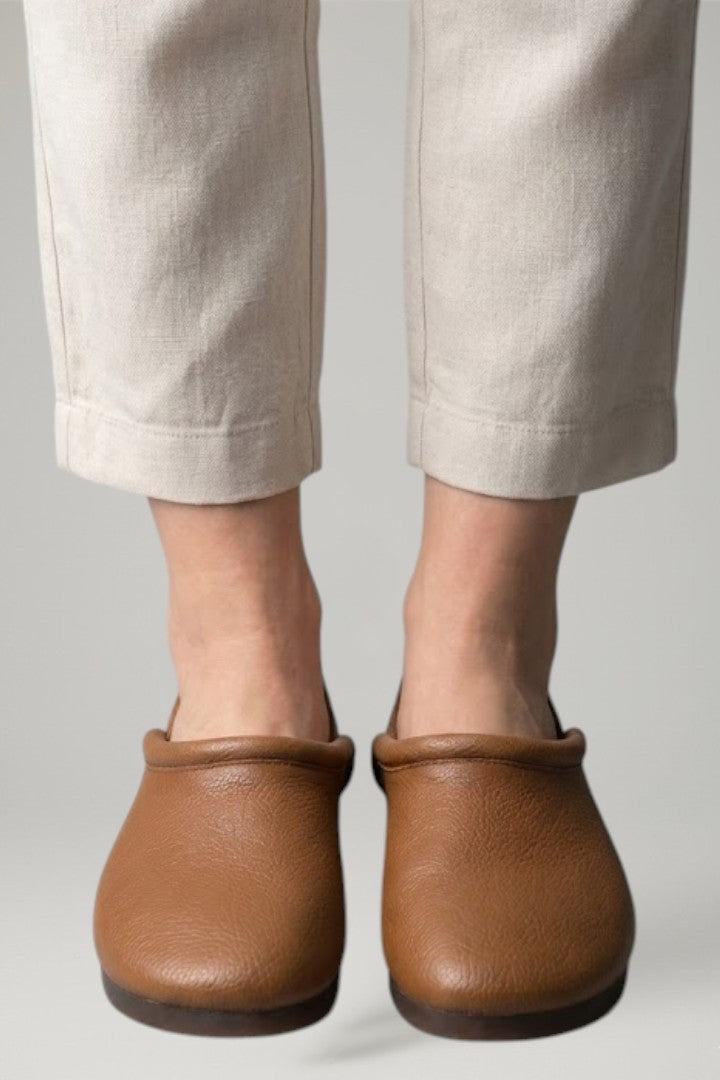 Chic women's flat slip-on sandals, ideal for summer fashion and casual everyday style.