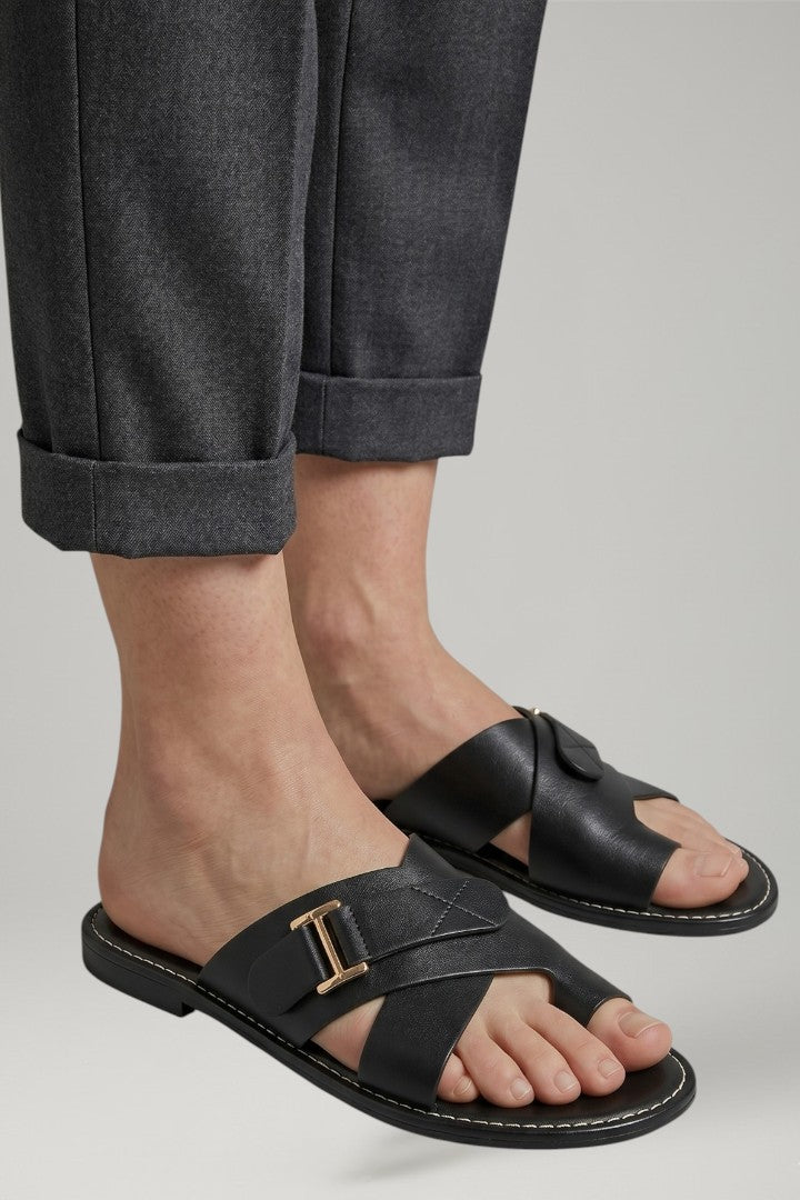 Fashionable women's toe loop sandals with an adjustable strap, offering stylish comfort for casual outings.