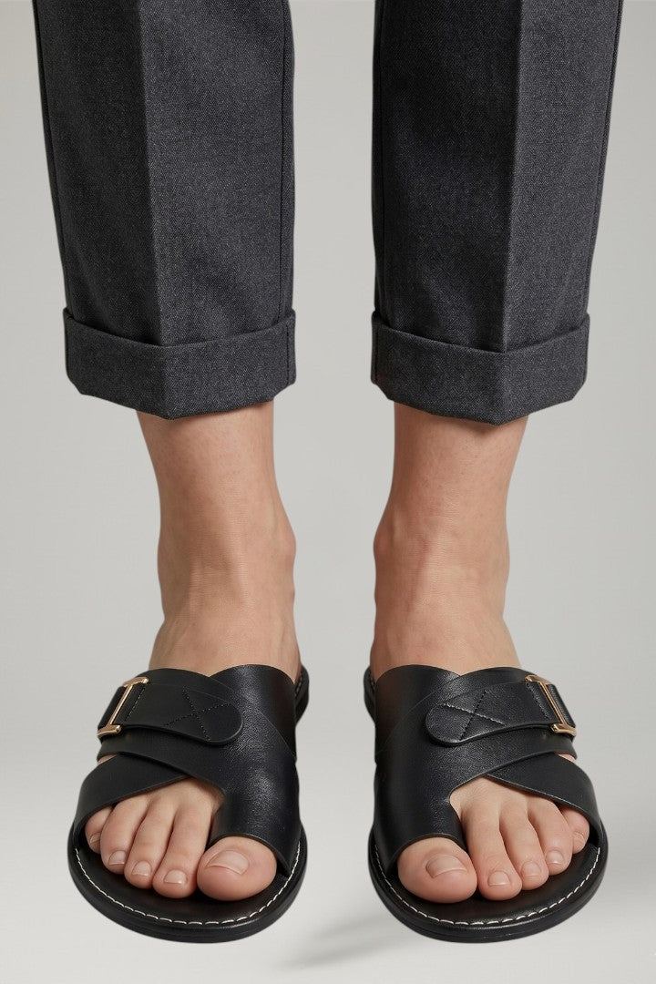 Comfortable women's flat sandals featuring a secure toe loop and adjustable straps for stylish casual wear.