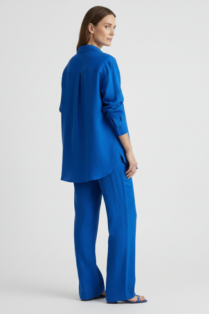 Versatile women's two-piece outfit: button-up top & straight-leg trousers. Perfect for elegant casual style.