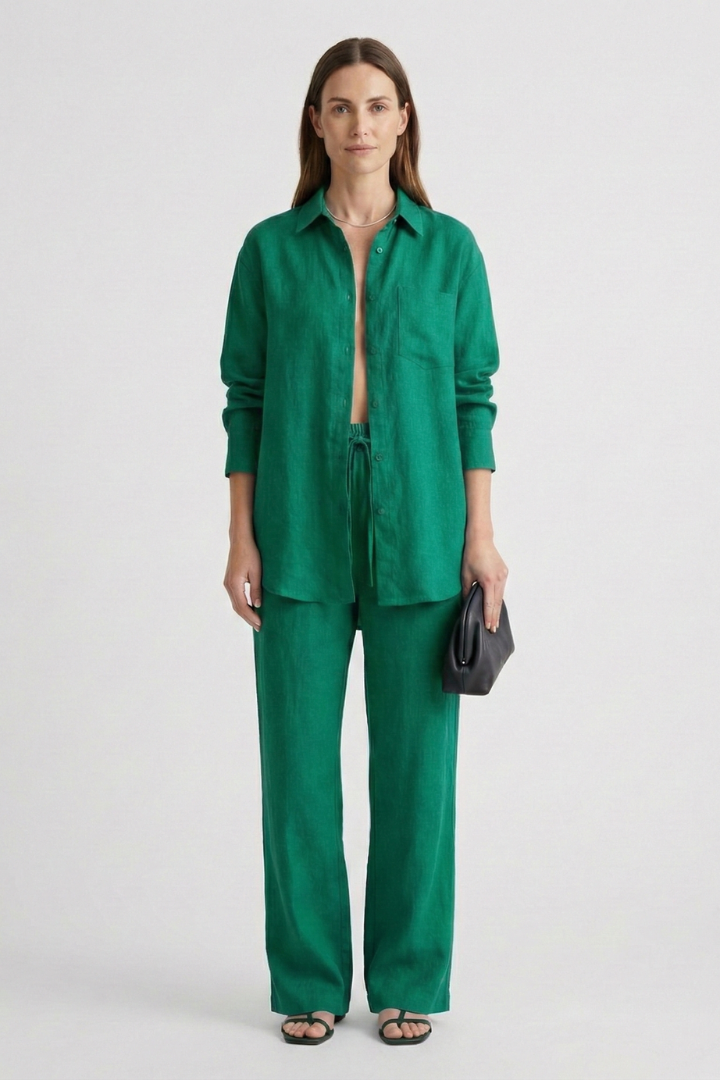 Coordinated women's outfit: classic button-down shirt & straight trousers. Perfect for elegant everyday wear.