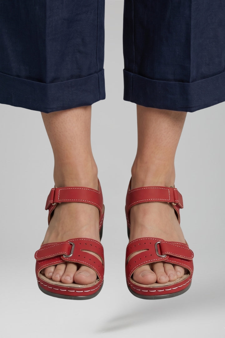 Versatile women's casual wedge sandals, ideal for summer, featuring a comfortable platform and secure adjustable strap.