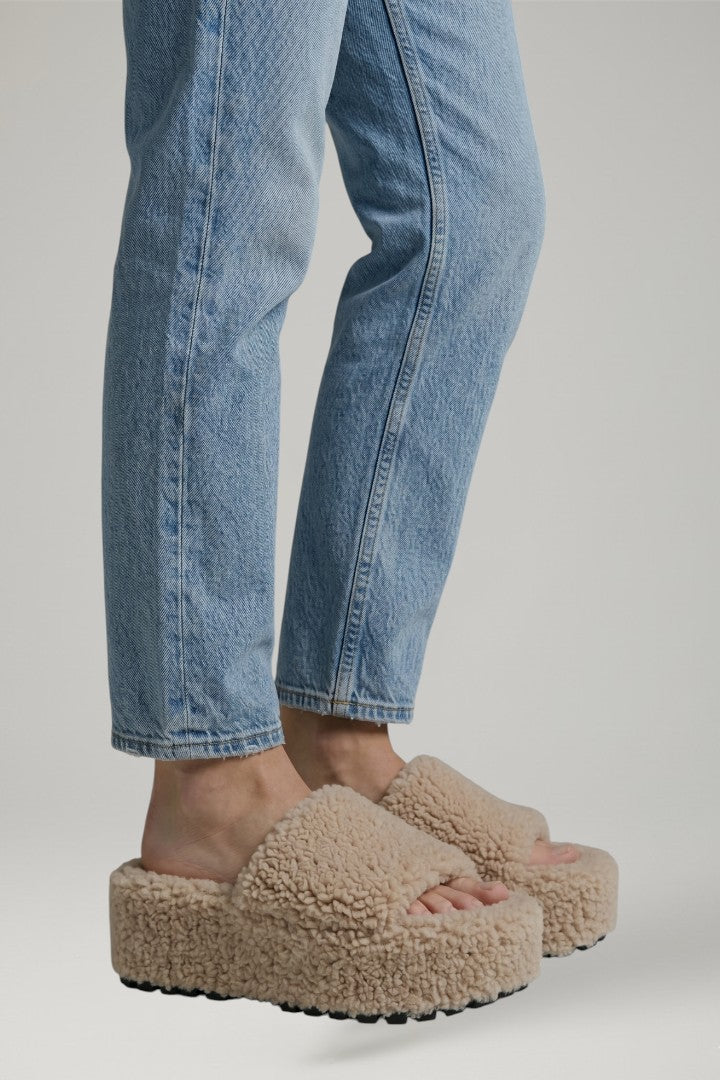Elegant women's wedge platform sandals, versatile for both casual & dressy summer occasions.