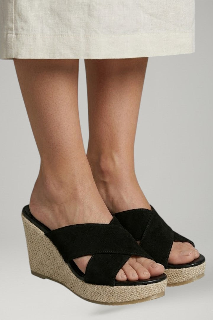 Elevated women's wedge sandals in a versatile beige, ideal for summer outfits and casual style.