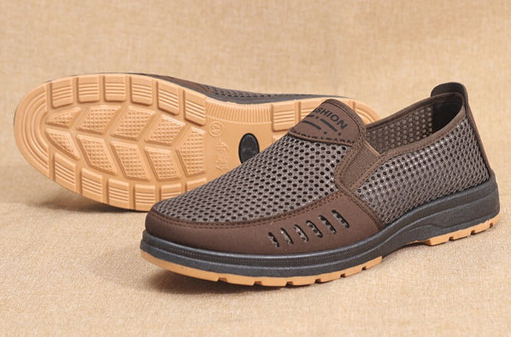 Lightweight men's walking shoes with breathable mesh, ensuring comfort and support.