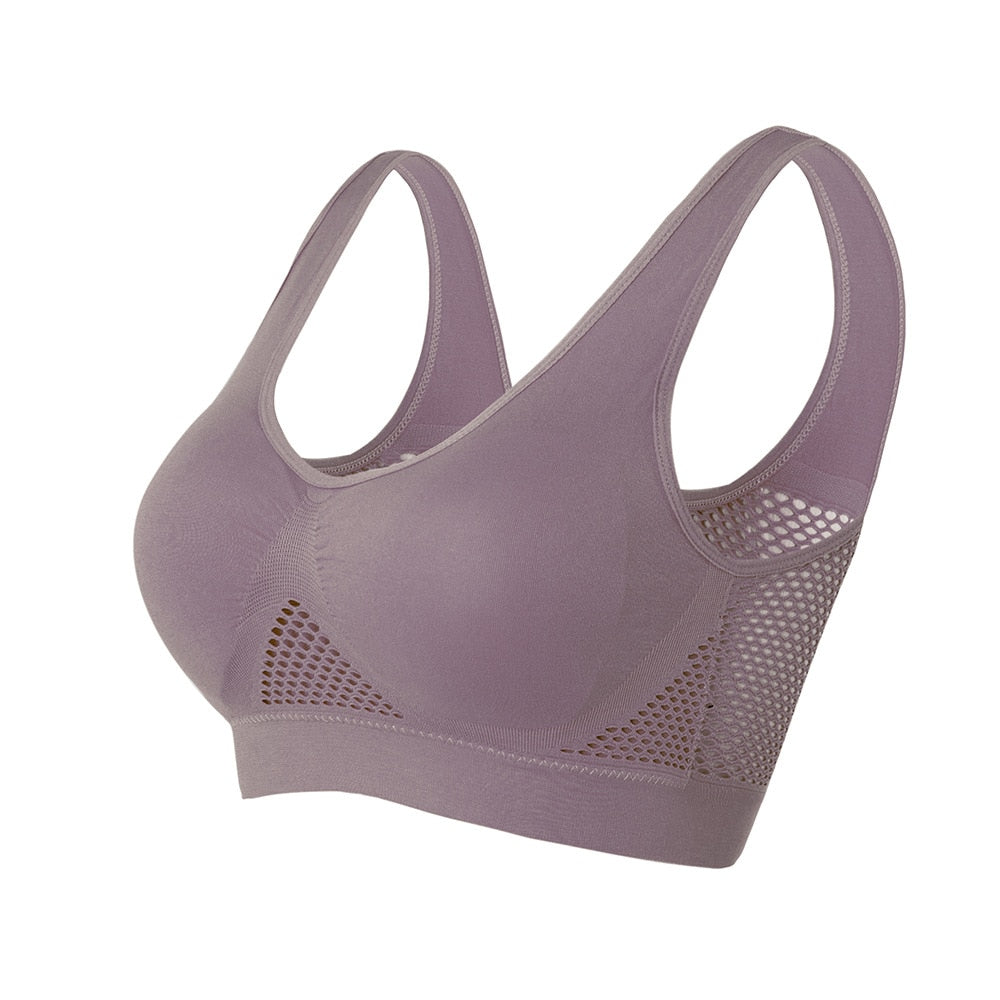 Women's seamless sports bra featuring breathable mesh for superior support & moisture-wicking.