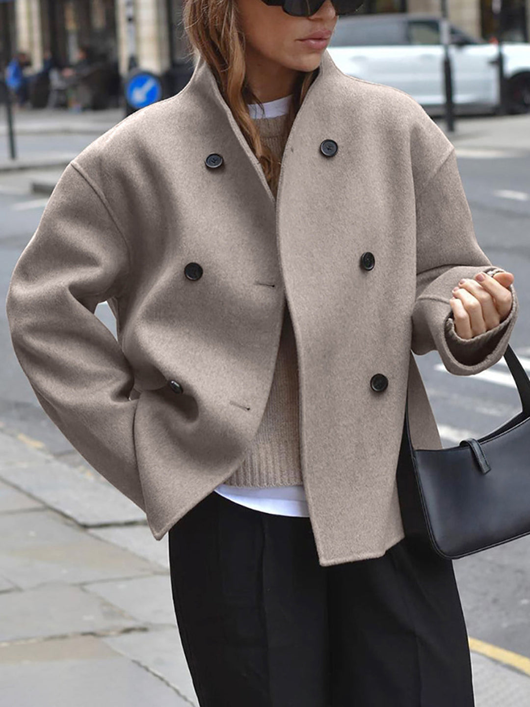 Women's classic trench coat in beige, featuring double-breasted button closure, ideal outerwear