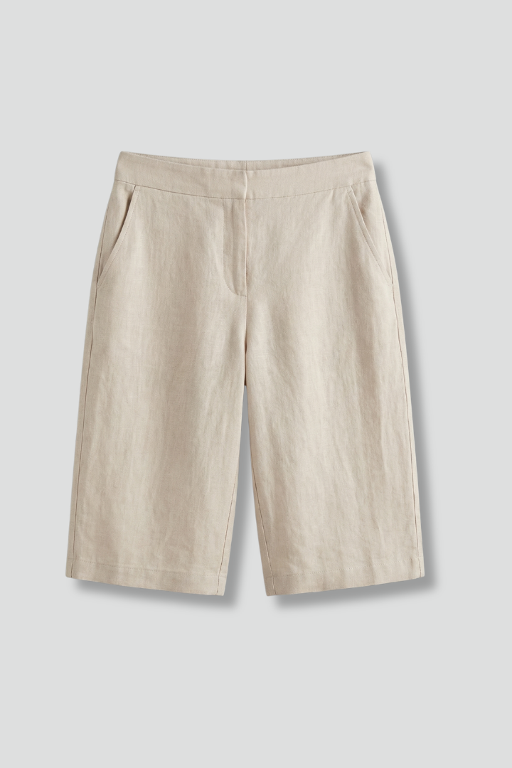 Comfortable women's knee-length shorts with elastic waist & side pockets, perfect for casual summer wear.
