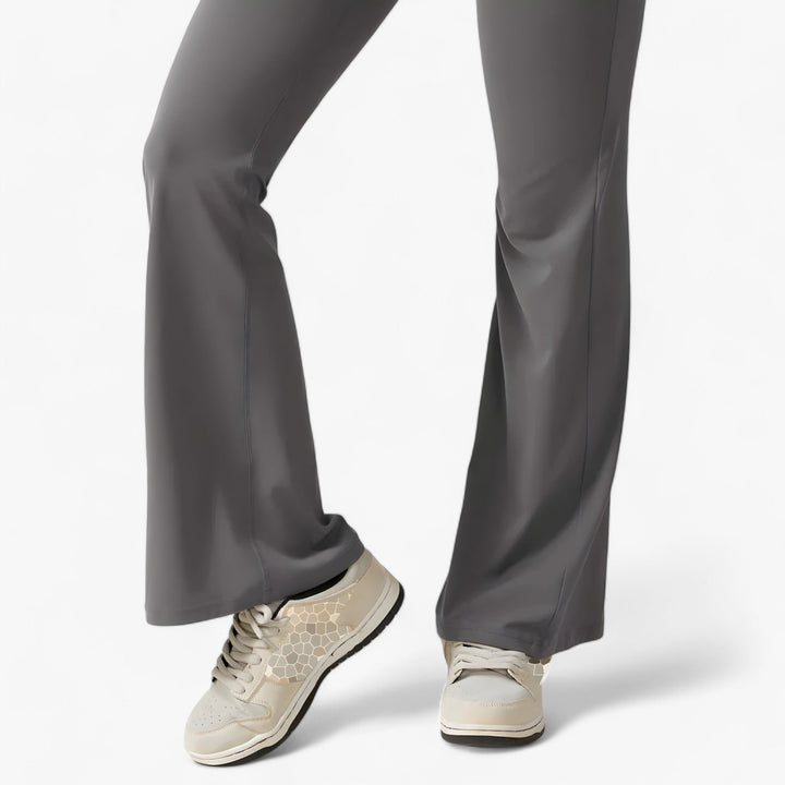 Comfortable Amélie women's fashion jumpsuit, a must-have for chic, relaxed style.