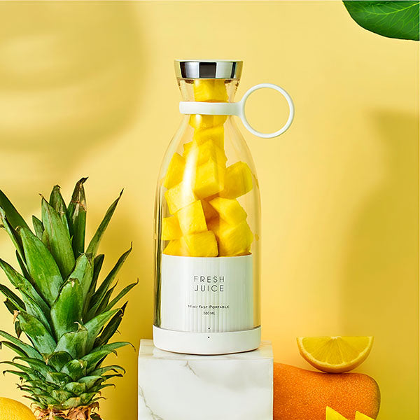 "Compact portable juice blender with stainless steel blades, cordless and rechargeable. Ideal for smoothies on the go."