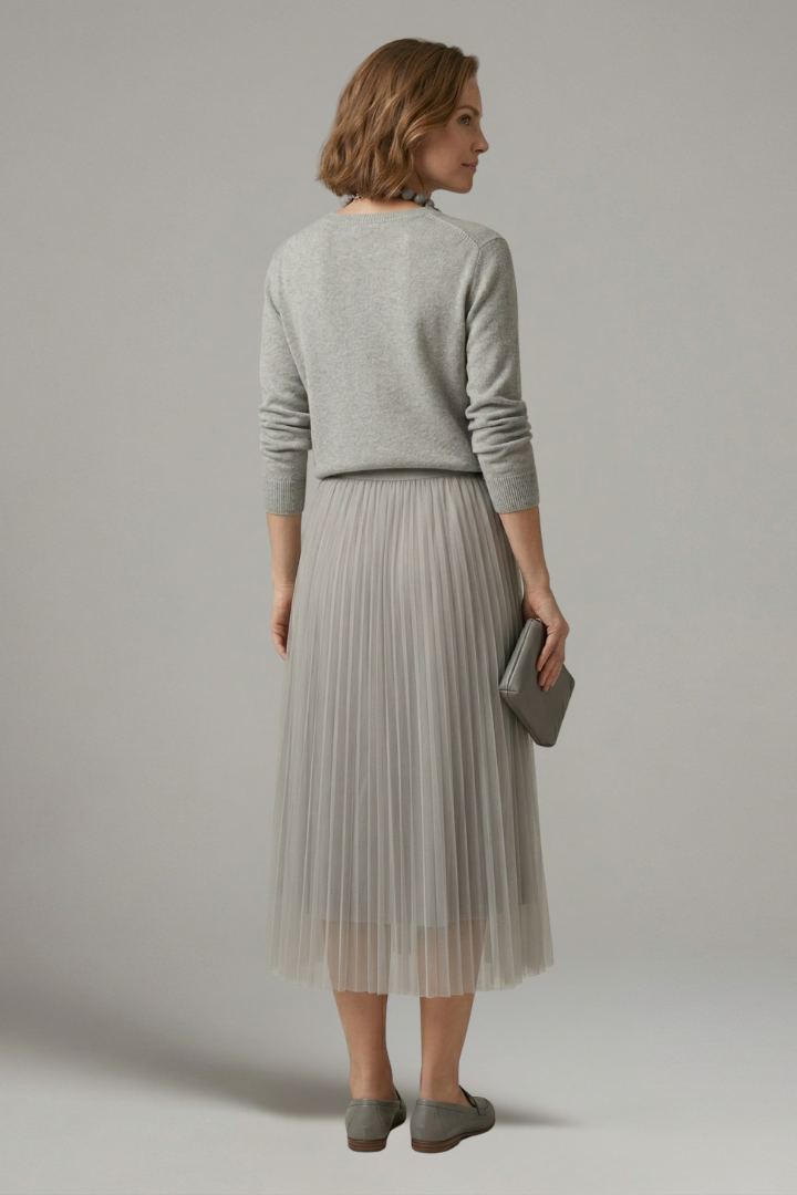 Women's fashion long-sleeve layered midi dress, elegant with a pleated skirt and round neck. Perfect for cool seasons.