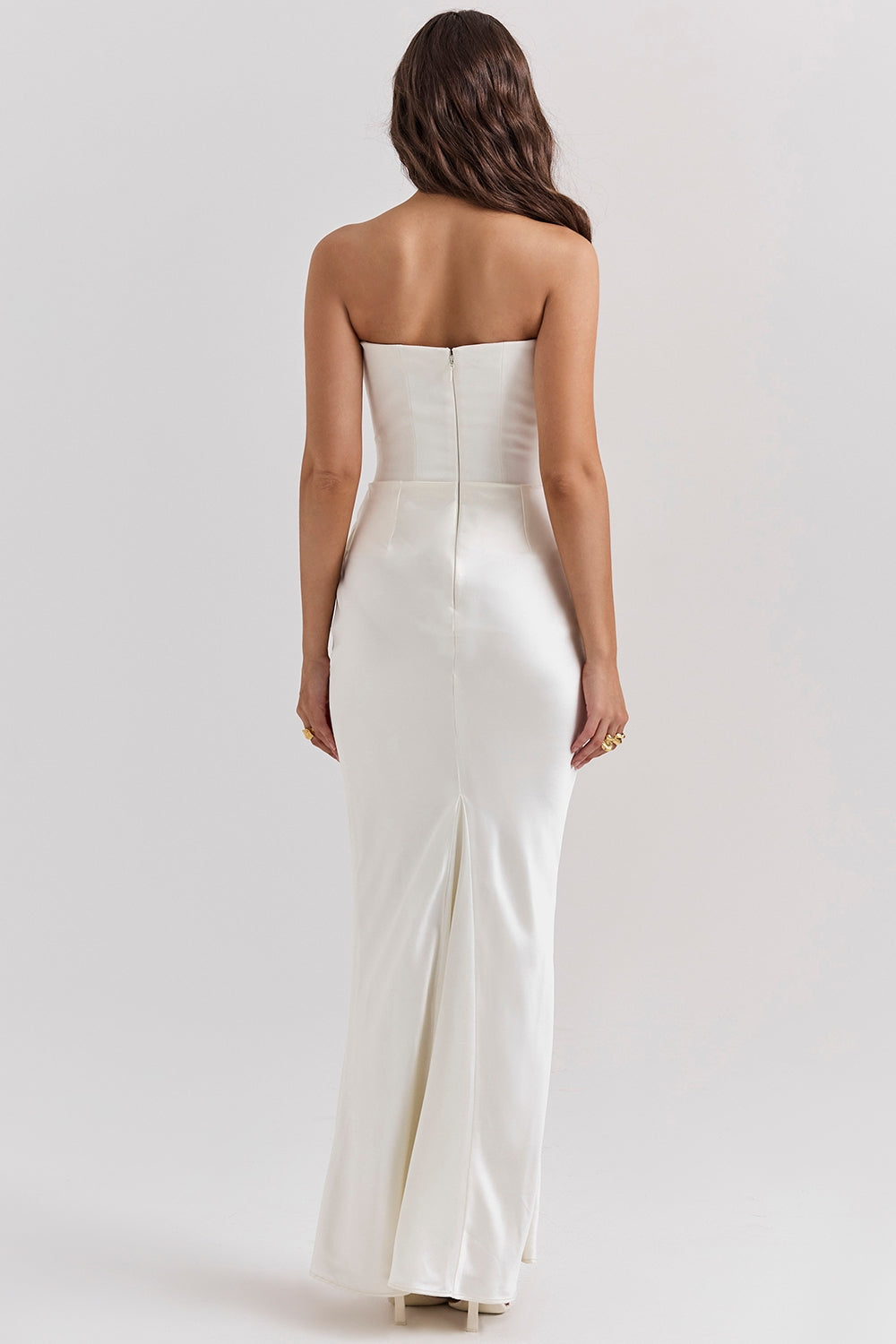 Fashionable women's strapless maxi dress, suitable for wedding guests.